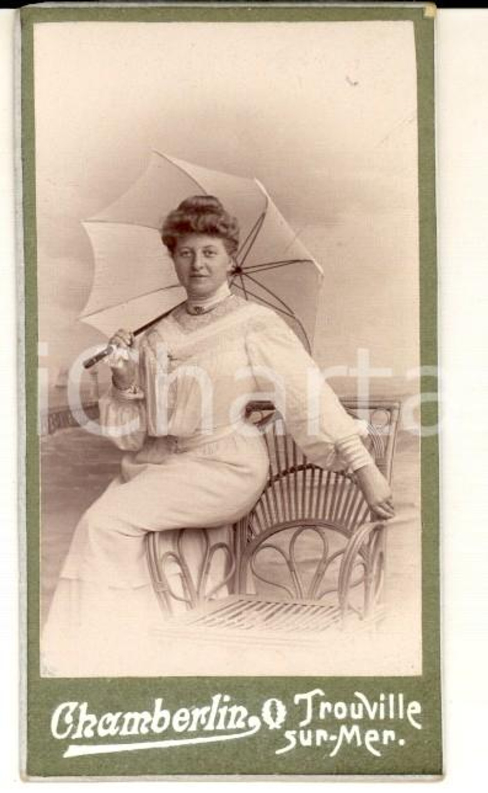 Fotografia d epoca originale 1900 ca TROUVILLESURMER F Donna in bianco con parasole Foto CHAMBERLIN 5x8 1