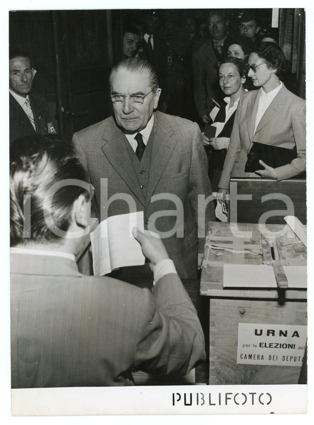 Fotografia d epoca originale 1953 MILANO ELEZIONI POLITICHE  Virgilio FERRARI alle urne Foto 13x18 1