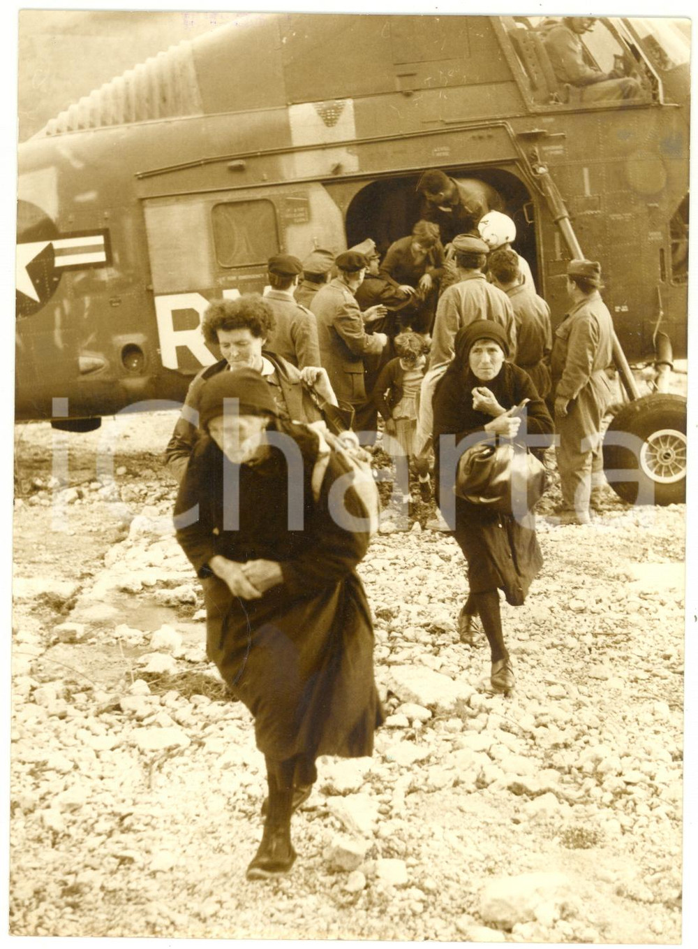 1963 DISASTRO DEL VAJONT - Elicottero U.S. ARMY presta primi soccorsi a sfollati