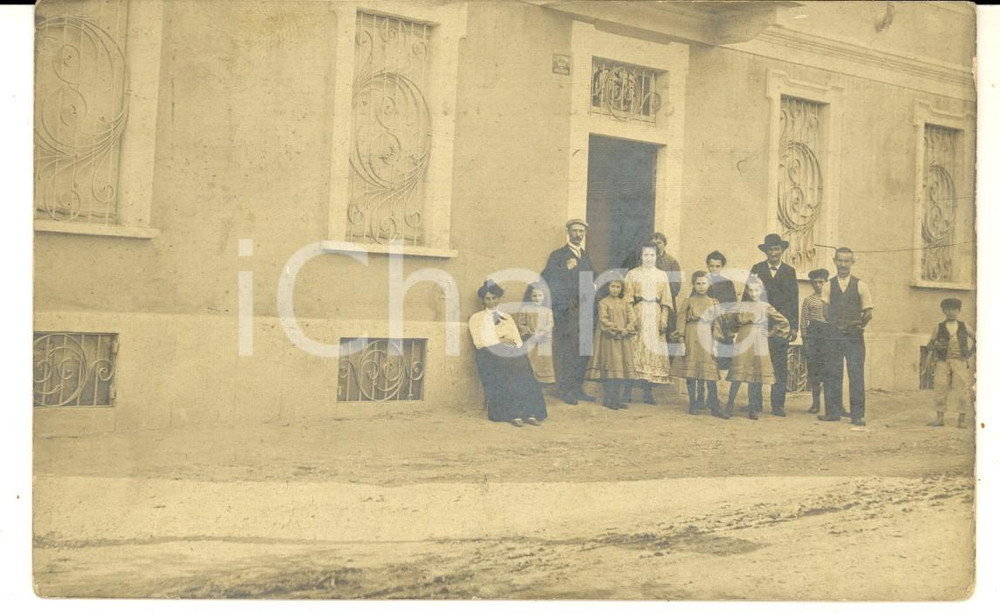 Fotografia d epoca originale 1910 ca ITALIA Ritratto di famiglia all ingresso di un palazzo  Foto VINTAGE 1