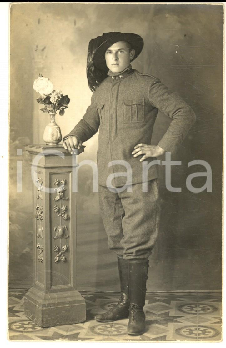 Fotografia d epoca originale 1925 ca LIVORNO REGIO ESERCITO Bersagliere con vaso di rose Foto Emilio MAGGINI 1