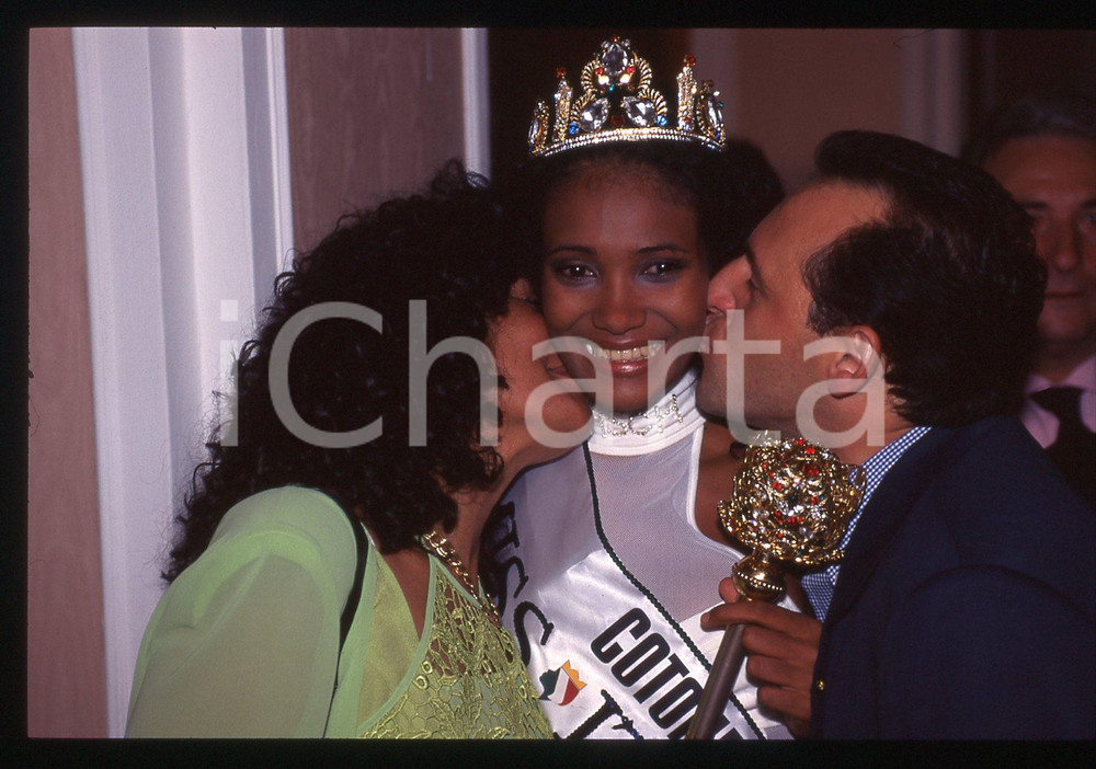 35mm vintage slide*1996 MISS ITALIA Denny MENDEZ Sergio CASABIANCA Lidia CHAVEZ  Diapositiva d'epoca, in formato 35 mm. Nella diapositiva compare Denny M&eacute;ndez con i genitori Sergio Casabianca e Lidia Chavez. CONDIZIONI: GOOD Tutti i diritti riservati.E' severamente vietata la riproduzione. ICharta mette in vendita, sul negozio eBay e in esclusiva sul sito "icharta" il proprio archivio composto da numerose diapositive e negativi fotografici d'epoca, tutti originali e autentici, che attraversano la storia del costume italiano tra gli la fine degli anni Sessanta e Novanta.Si tratta di uno sguardo inedito sull'attualit&agrave;, la politica, la vita quotidiana, il gossip e la cultura, che fotografa il cambiamento della nazione in quest'ultimo scorcio del XX secolo. Un'occasione unica per il mercato del collezionismo, che vede finalmente disponibile un archivio eccezionale per vastit&agrave;, tematiche e condizioni, in un settore (il negativo fotografico e la diapositiva) di assoluta novit&agrave; e dalle interessanti prospettive di investimento.  originale e autentica 1