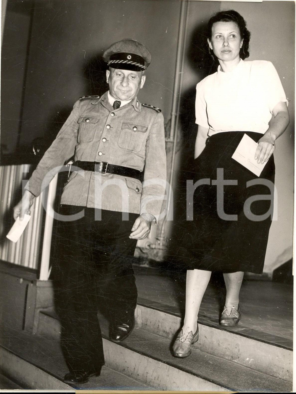 Fotografia d epoca originale 1953 MUNICH Spy RED OLGA OLGA ROBINE escorted to the trial court Vintage photo 1