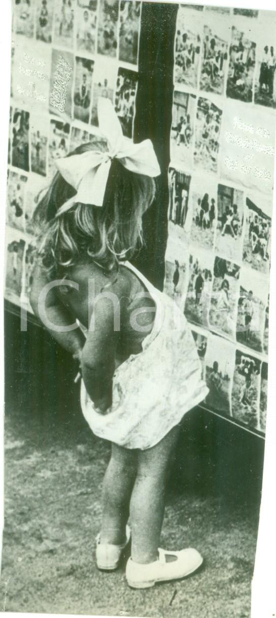 Fotografia d epoca originale 1942 LIGURIA Bambina cerca la proprio foto scattata sulla spiaggia Fotografia 1