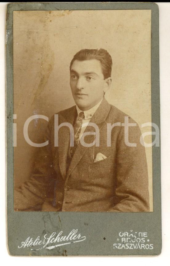 Fotografia d epoca originale 1880 ca SZASZVAROS Ritratto di giovane uomo Foto Atelier SCHULLER CDV 1
