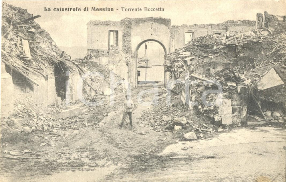 Cartolina originale da collezione 1917 MESSINA TERREMOTO Torrente BOCCETTA Animata con giovane tra le macerie FP 1