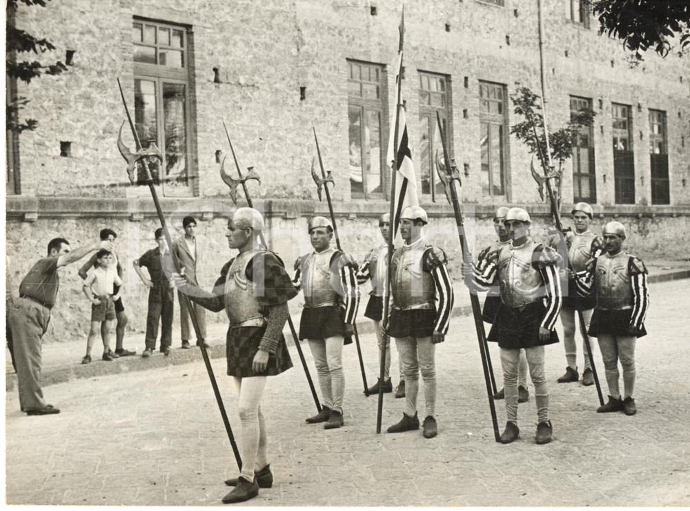 1955 ca AREA DI PALERMO Corteo in costume medievale (2) Foto 18x13 cm Fotografia d'epoca. CONDIZIONI: G (ma lieve sovraimpressione circolare)FORMATO: 18x13 cm     originale e autentica 1