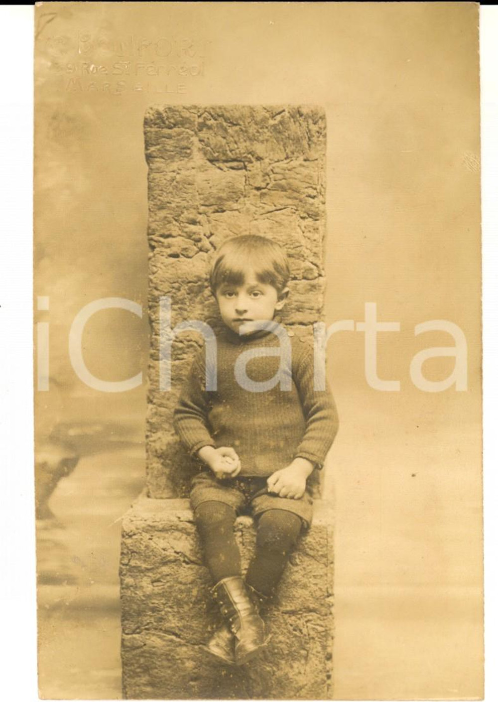 Fotografia d epoca originale 1915 ca MARSEILLE F Ritratto di bambino su sedile di pietra Foto BONFORT 1