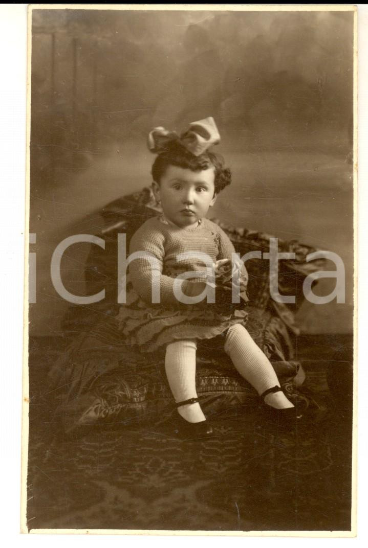 Fotografia d epoca originale 1927 MILANO Ritratto di bambina con una rosa Foto cartolina GANDINI 1