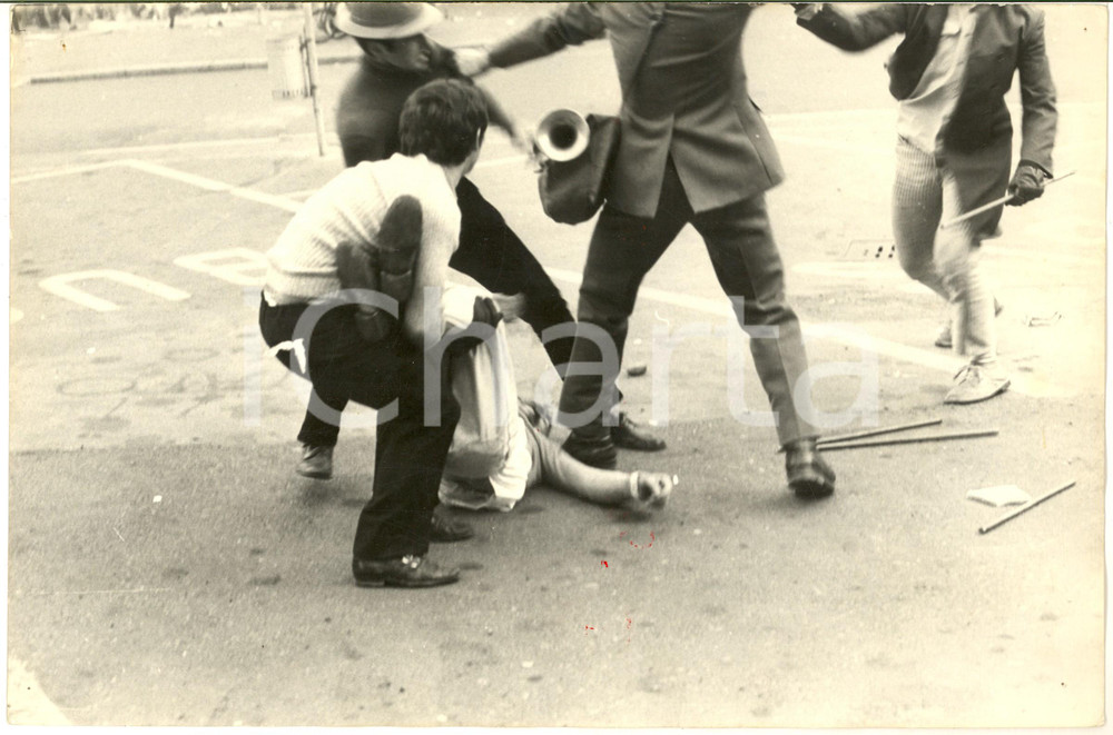 1969 MILANO ANNI DI PIOMBO Scontri tra polizia e studenti Statale - Feriti 