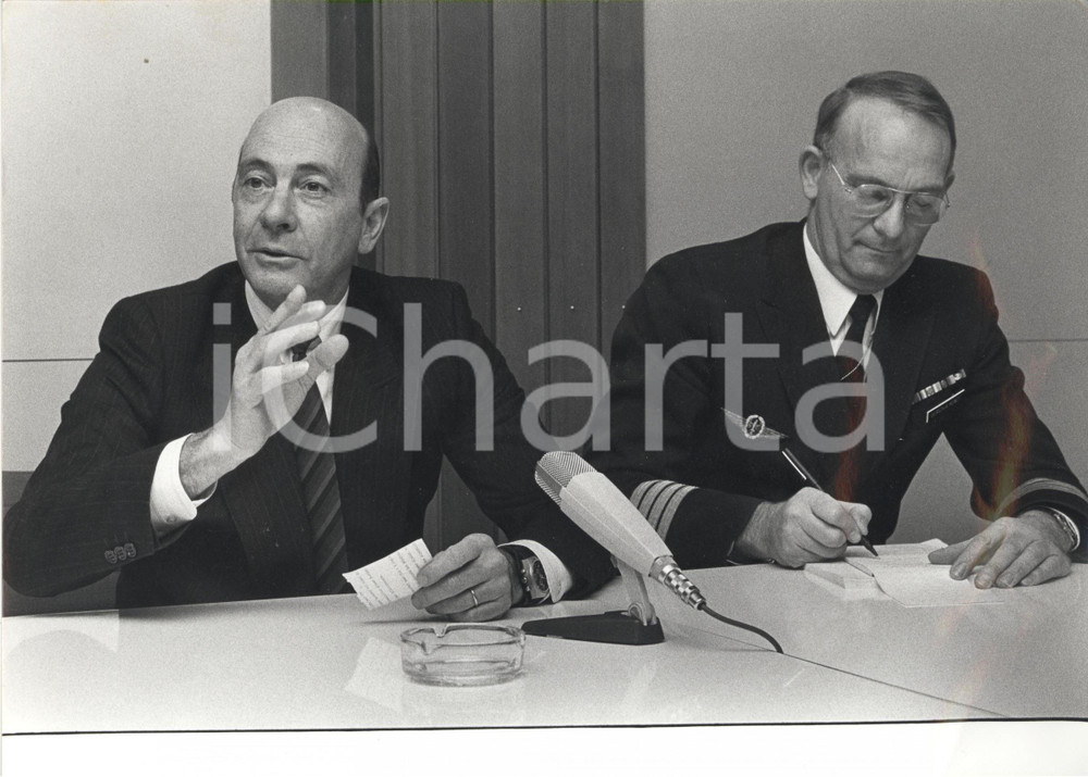 Fotografia d epoca originale 1984 KARLSRUHE Manfred WORNER e Ulrich HUNDT in conferenza stampa Fotografia 1