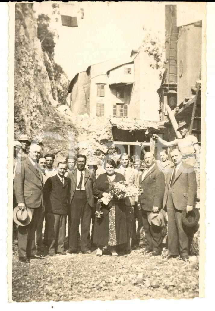 Fotografia d epoca originale 1934 ITALIA Sopravvissuti con mazzo di fiori sul luogo di una frana Foto CURIOSA 1