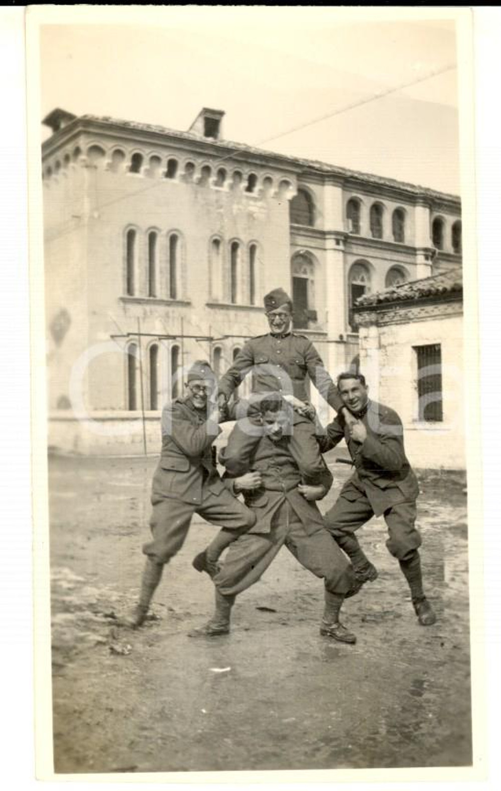 Fotografia d epoca originale 1929 SCUOLA MILITARE CAMPOBASSO Reclute scherzano in cortile Foto 6x11 cm 1