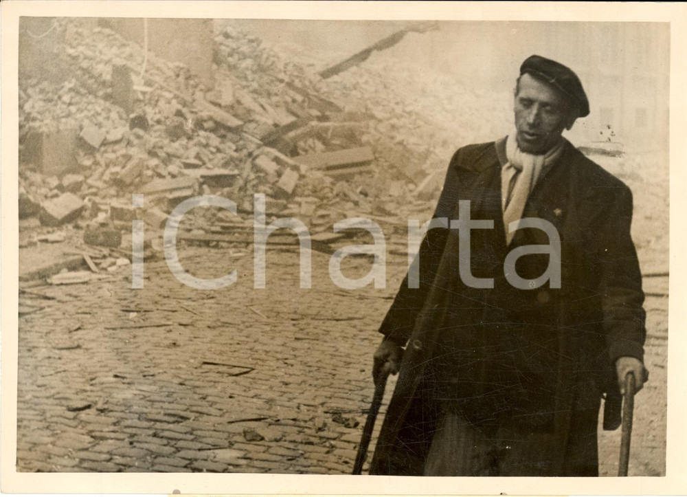 Fotografia d epoca originale 1940 BELGIO WW2 Cieco tra le rovine di cittÃ  distrutta Fotografia 1