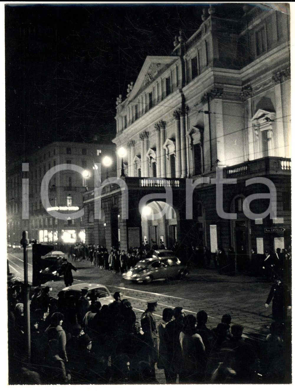 Fotografia d epoca originale 1963 MILANO TEATRO ALLA SCALA Veduta esterna la sera dell inaugurazione Foto 1