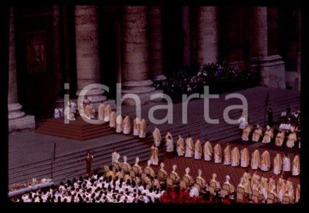 35mm vintage slide* 1978, Vatican, Giovanni Paolo II (1)  Diapositiva d'epoca, in formato 35 mm.CONDIZIONI: GOODE' severamente vietata la riproduzione. Tutti i diritti sono riservati.Nella diapositiva ICharta mette in vendita, sul negozio eBay e in esclusiva sul sito "icharta" il proprio archivio composto da numerose diapositive e negativi fotografici d'epoca, tutti originali e autentici, che attraversano la storia del costume italiano tra gli la fine degli anni Sessanta e Novanta.Si tratta di uno sguardo inedito sull'attualit&agrave;, la politica, la vita quotidiana, il gossip e la cultura, che fotografa il cambiamento della nazione in quest'ultimo scorcio del XX secolo. Un'occasione unica per il mercato del collezionismo, che vede finalmente disponibile un archivio eccezionale per vastit&agrave;, tematiche e condizioni, in un settore (il negativo fotografico e la diapositiva) di assoluta novit&agrave; e dalle interessanti prospettive di investimento.  FAIR/discreto   originale e autentica 1