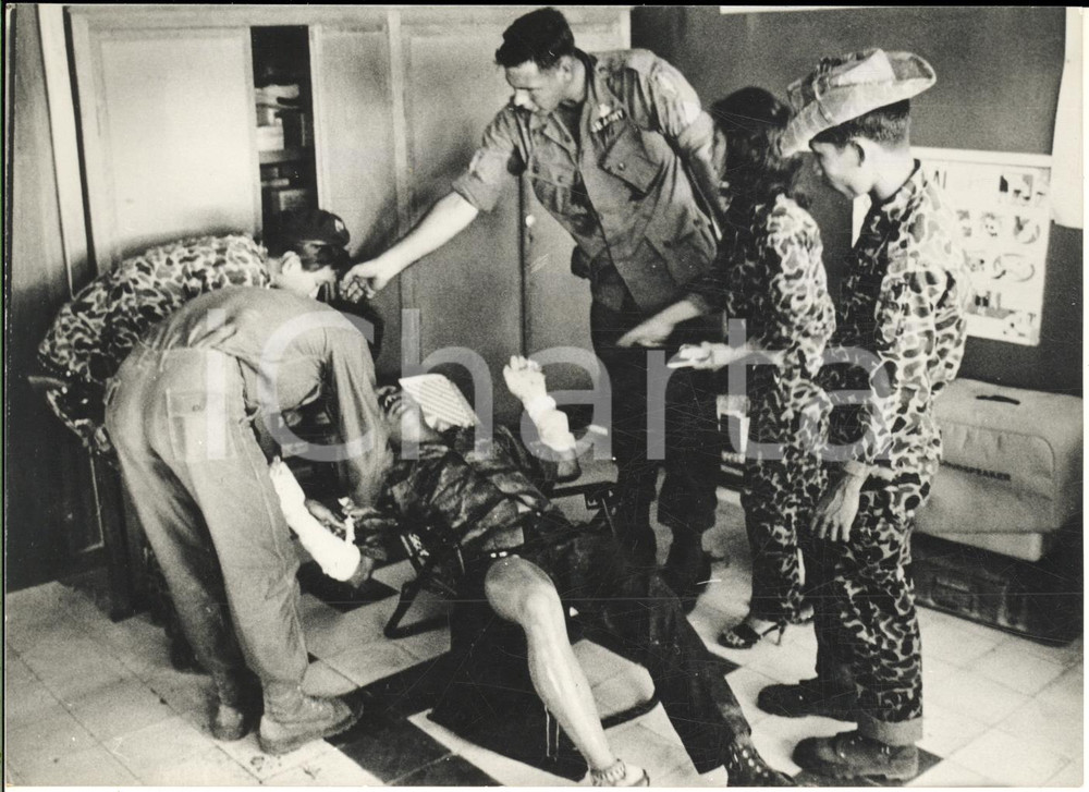 1965 GUERRA DEL VIETNAM Sudvietnamita ferito dai combattenti comunisti - Foto