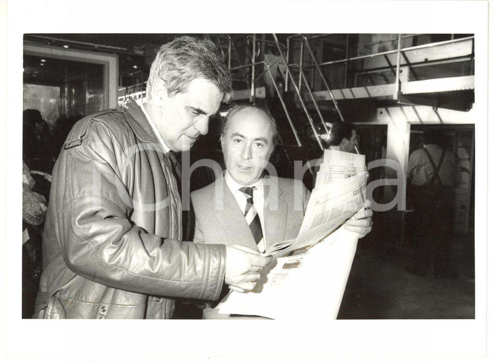 Fotografia d epoca originale 1985 MILANO Francesco ZUZIC esamina una copia di Italia Oggi Foto 24x18 cm 1