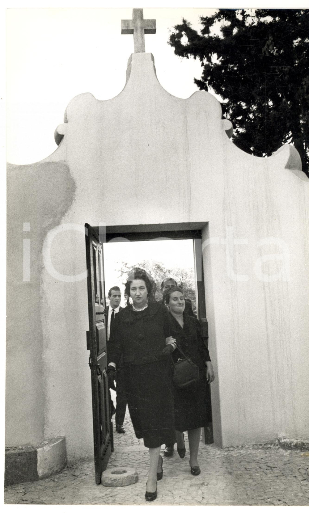 Fotografia d epoca originale 1960 ca Maria Mercedes di BORBONENAPOLI Contessa di Barcellona a un funerale 1 1