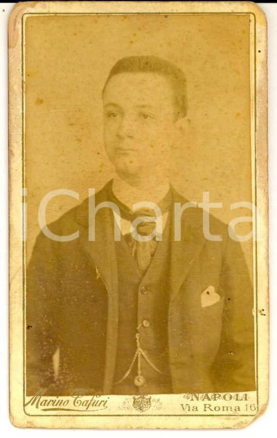 Fotografia d epoca originale 1880 ca NAPOLI Ritratto di giovane uomo con cravatta in seta Foto Mario TAFURI 1