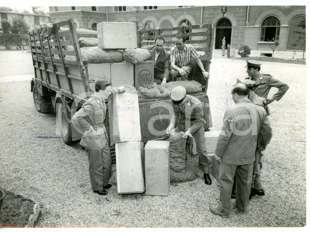 1956 TORINO Guardia di Finanza sequestra LUCKY STRIKE di contrabbando su camion Fotografia d'epoca con didascalia coeva.  CONDIZIONI: FAIR (lievi macchie di inchiostro) FORMATO: 18x13 cm     originale e autentica 1