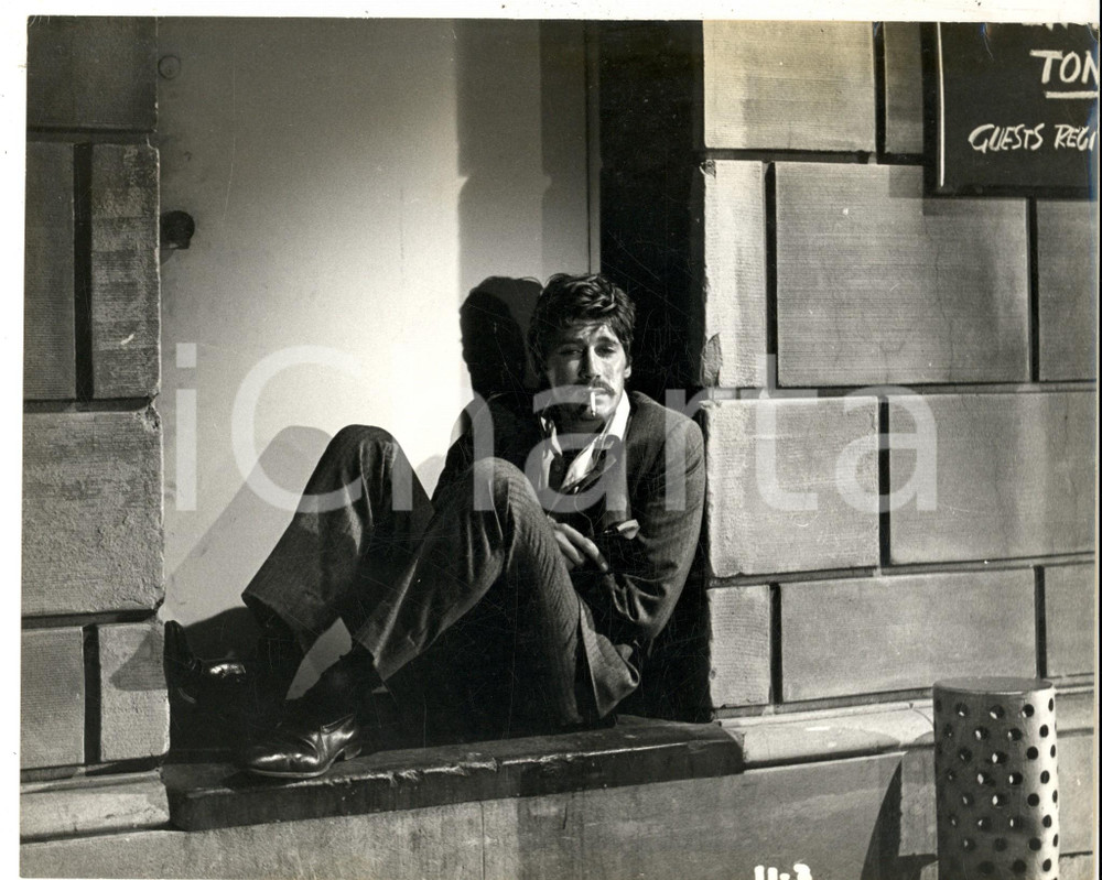Fotografia d epoca originale 1965 CINEMA Film SYNANON / GET OFF MY BACK Alex CORD fuma sigaretta Foto scena 1