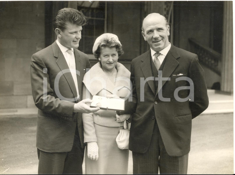 1958 LONDON FOOTBALL Matt BUSBY with his family after CBE award *Photo 20x15