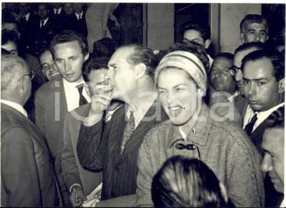 1957 ROMA Arrivo di Ingrid BERGMAN e Roberto ROSSELLINI - Fotografia 18x13 cm
