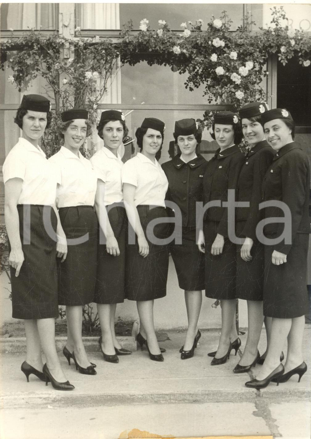 1960 PARIS LE BOURGET Hostess British European Airways (BEA) con la nuova divisa Fotografia d'epoca con didascalia coeva.  CONDIZIONI: POOR (ondulatura al margine inferiore con macchia di colla)FORMATO: 13x18 cm     originale e autentica 1