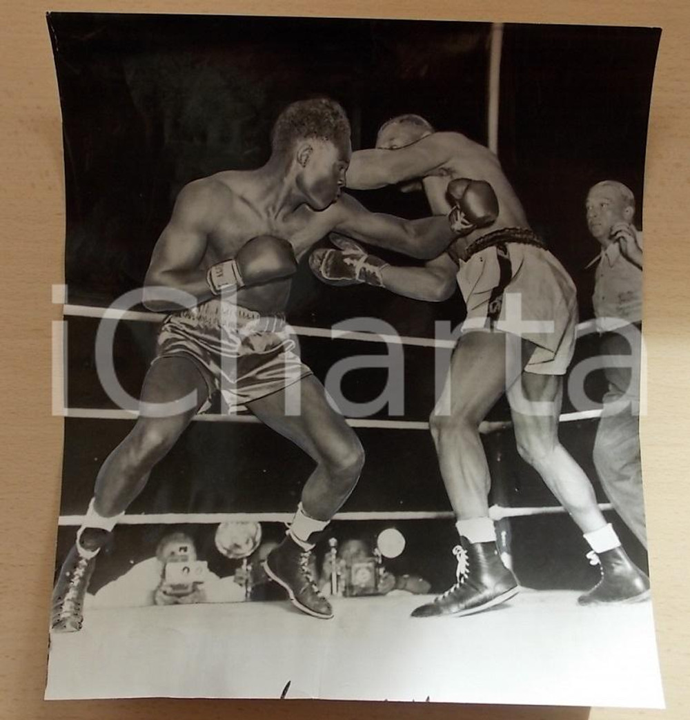 1949 SAN FRANCISCO (USA) BOXE Pugile Ezzard CHARLES Joe WALCOTT *Foto 24 x 27 Fotografia d'epoca, con ritocchi manuali al recto.FORMATO: cm 24 x 27 CONDIZIONI: FAIR     originale e autentica 1