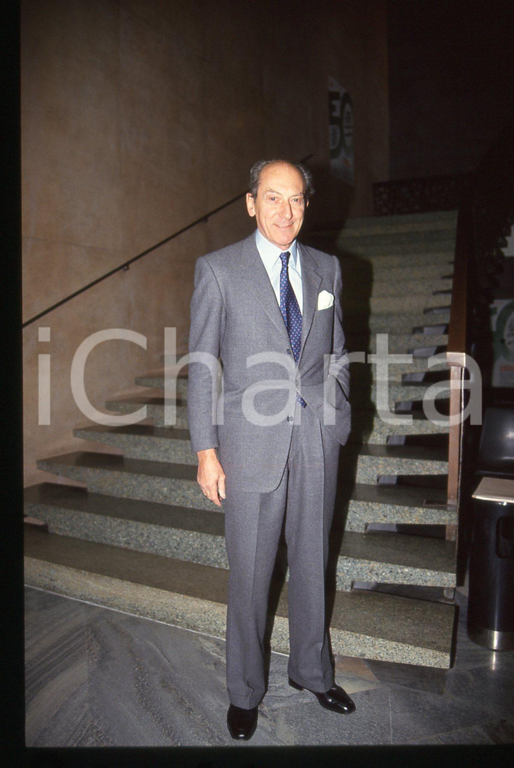 35mm vintage slide* 1985 ca ITALIA Raniero VANNI D'ARCHIRAFI Ritratto (2)  Diapositiva d'epoca, in formato 35 mm.CONDIZIONI: GOODTutti i diritti riservati.E' severamente vietata la riproduzione. ICharta mette in vendita, sul negozio eBay e in esclusiva sul sito "icharta" il proprio archivio composto da numerose diapositive e negativi fotografici d'epoca, tutti originali e autentici, che attraversano la storia del costume italiano tra gli la fine degli anni Sessanta e Novanta.Si tratta di uno sguardo inedito sull'attualit&agrave;, la politica, la vita quotidiana, il gossip e la cultura, che fotografa il cambiamento della nazione in quest'ultimo scorcio del XX secolo. Un'occasione unica per il mercato del collezionismo, che vede finalmente disponibile un archivio eccezionale per vastit&agrave;, tematiche e condizioni, in un settore (il negativo fotografico e la diapositiva) di assoluta novit&agrave; e dalle interessanti prospettive di investimento.     originale e autentica 1