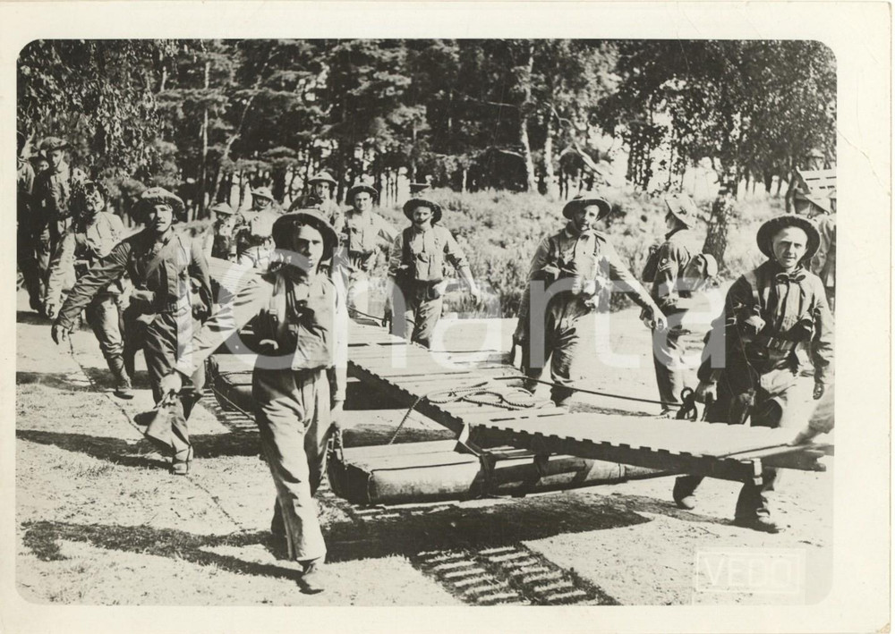 Fotografia d epoca originale 1940 ca WW2 Genieri britannici costruiscono un ponte Foto DANNEGGIATA 1
