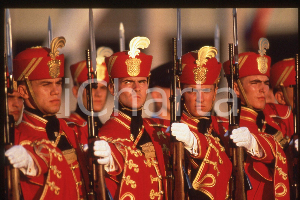 35mm vintage slide* 1994 Zagreb, Hippodrome, Giovanni Paolo II, the mass  Diapositiva d'epoca, in formato 35 mm.CONDIZIONI: GOODE' severamente vietata la riproduzione. Tutti i diritti sono riservati.Nella diapositiva ICharta mette in vendita, sul negozio eBay e in esclusiva sul sito "icharta" il proprio archivio composto da numerose diapositive e negativi fotografici d'epoca, tutti originali e autentici, che attraversano la storia del costume italiano tra gli la fine degli anni Sessanta e Novanta.Si tratta di uno sguardo inedito sull'attualit&agrave;, la politica, la vita quotidiana, il gossip e la cultura, che fotografa il cambiamento della nazione in quest'ultimo scorcio del XX secolo. Un'occasione unica per il mercato del collezionismo, che vede finalmente disponibile un archivio eccezionale per vastit&agrave;, tematiche e condizioni, in un settore (il negativo fotografico e la diapositiva) di assoluta novit&agrave; e dalle interessanti prospettive di investimento.  FAIR/discreto   originale e autentica 1