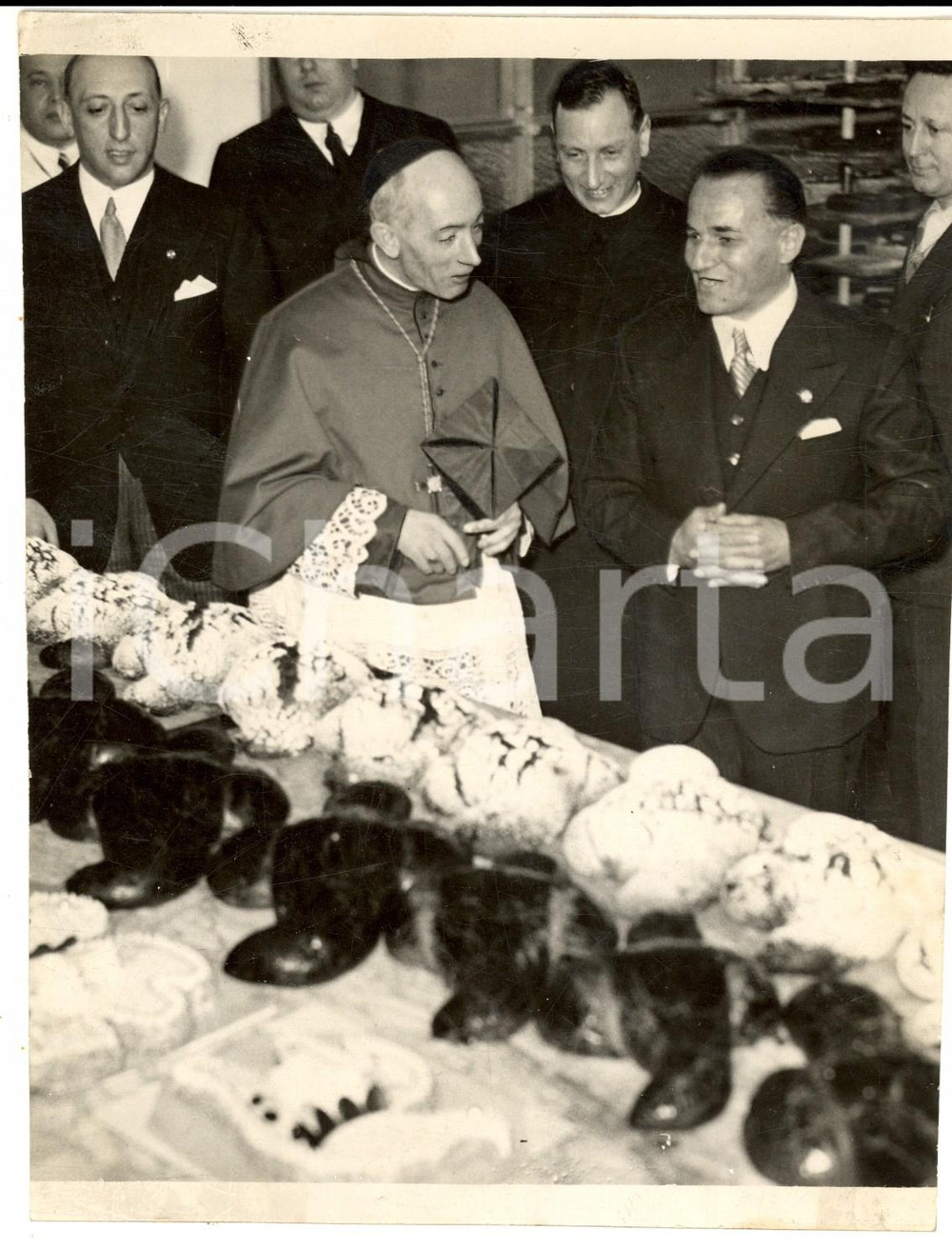 Fotografia d epoca originale 1937 MILANO Card. Ildefonso SCHUSTER visita una fabbrica di colombe pasquali 1