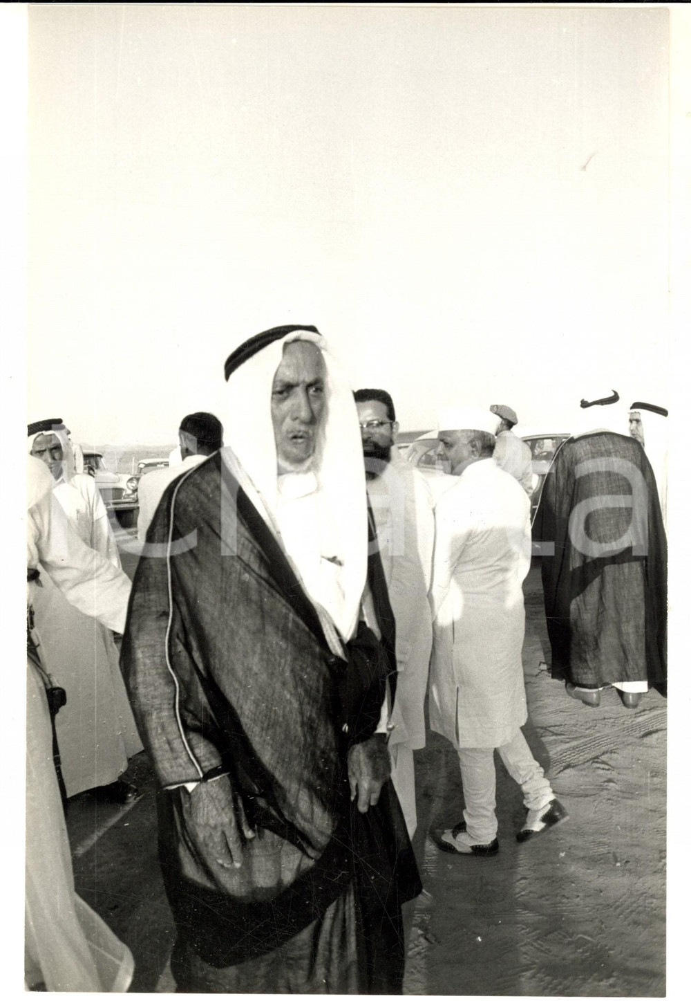 Fotografia d epoca originale 1965 ca EMIRATI ARABI ? Un incontro informale tra sceicchi Foto 18x24 1