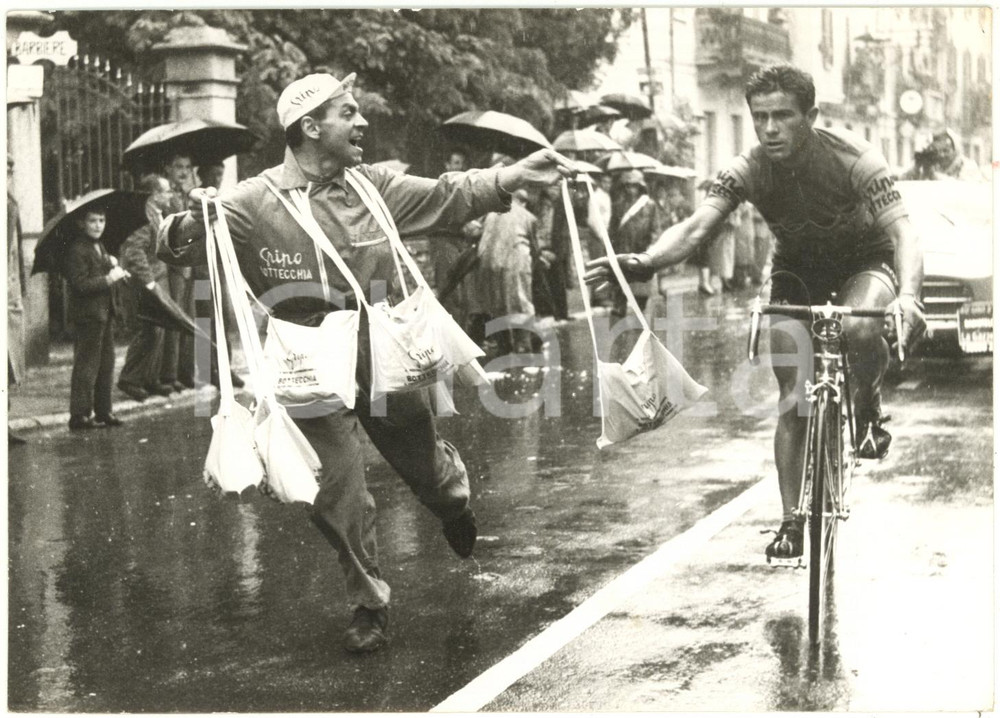 1957 GRAVELLONA TOCE (VB) CICLISMO GIRO D'ITALIA Rifornimento Emilio BOTTECCHIA
