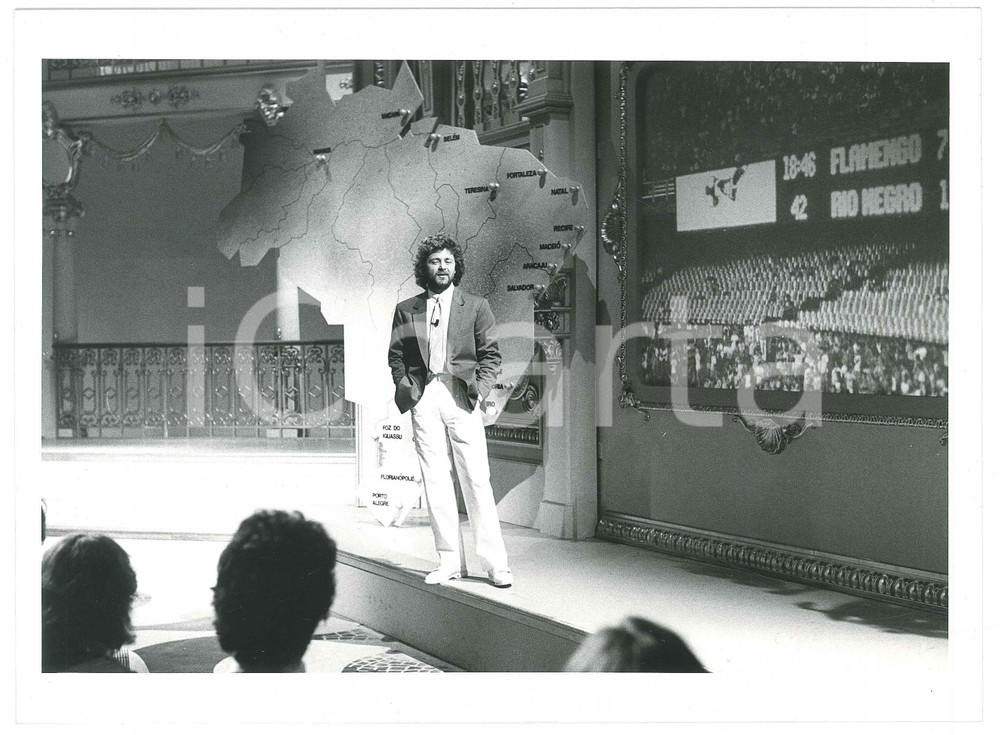 Fotografia d epoca originale 1984 RAI UNO Te lo do io il Brasile Beppe GRILLO in scena  Foto 24x18 cm 5 1