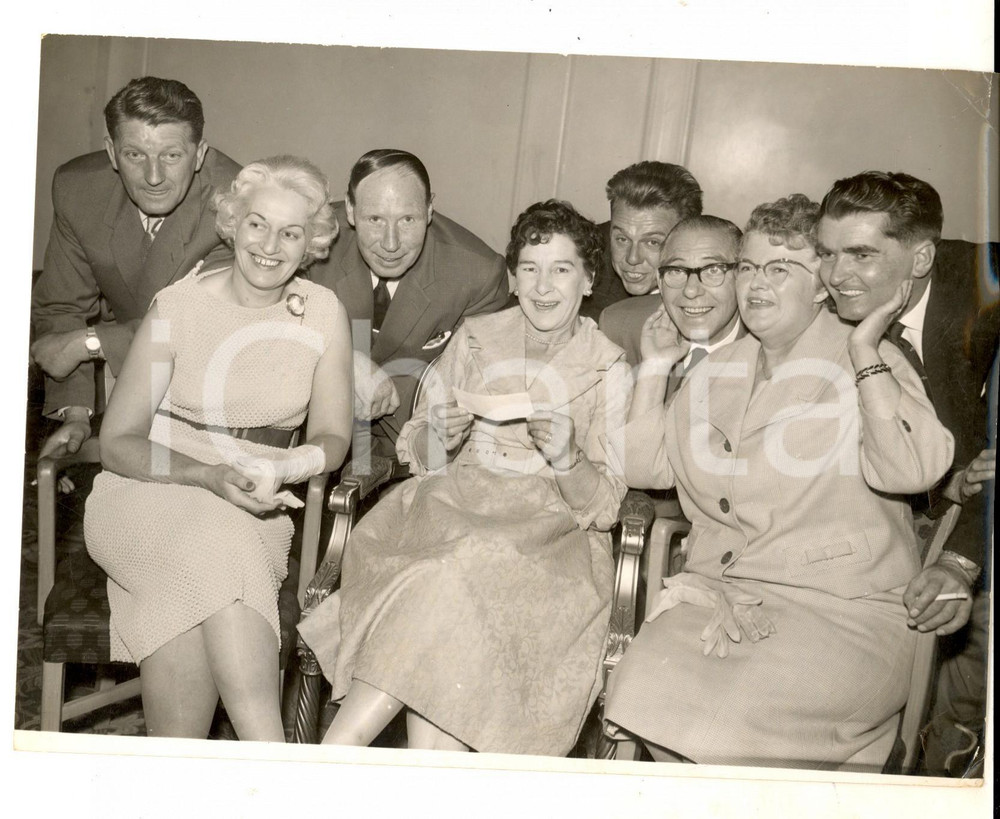Fotografia d epoca originale 1959 DEEPCUT Esther BAINBRIDGE wins a fortune on  Treble Chance Photo 20x15 1