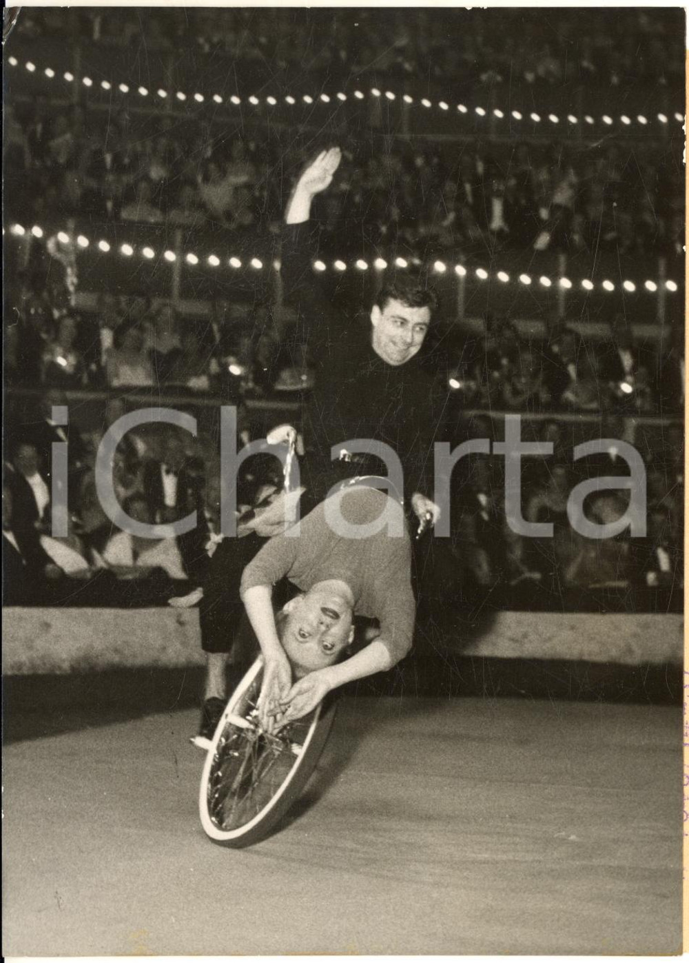 1953 PARIS Gala des Artistes - FranÃ§ois PERIER Marie DAEMS acrobates cyclistes  Fotografia d'epoca, con didascalia coeva al verso.  CONDIZIONI: GFORMATO: 12x17 cm      originale e autentica 1