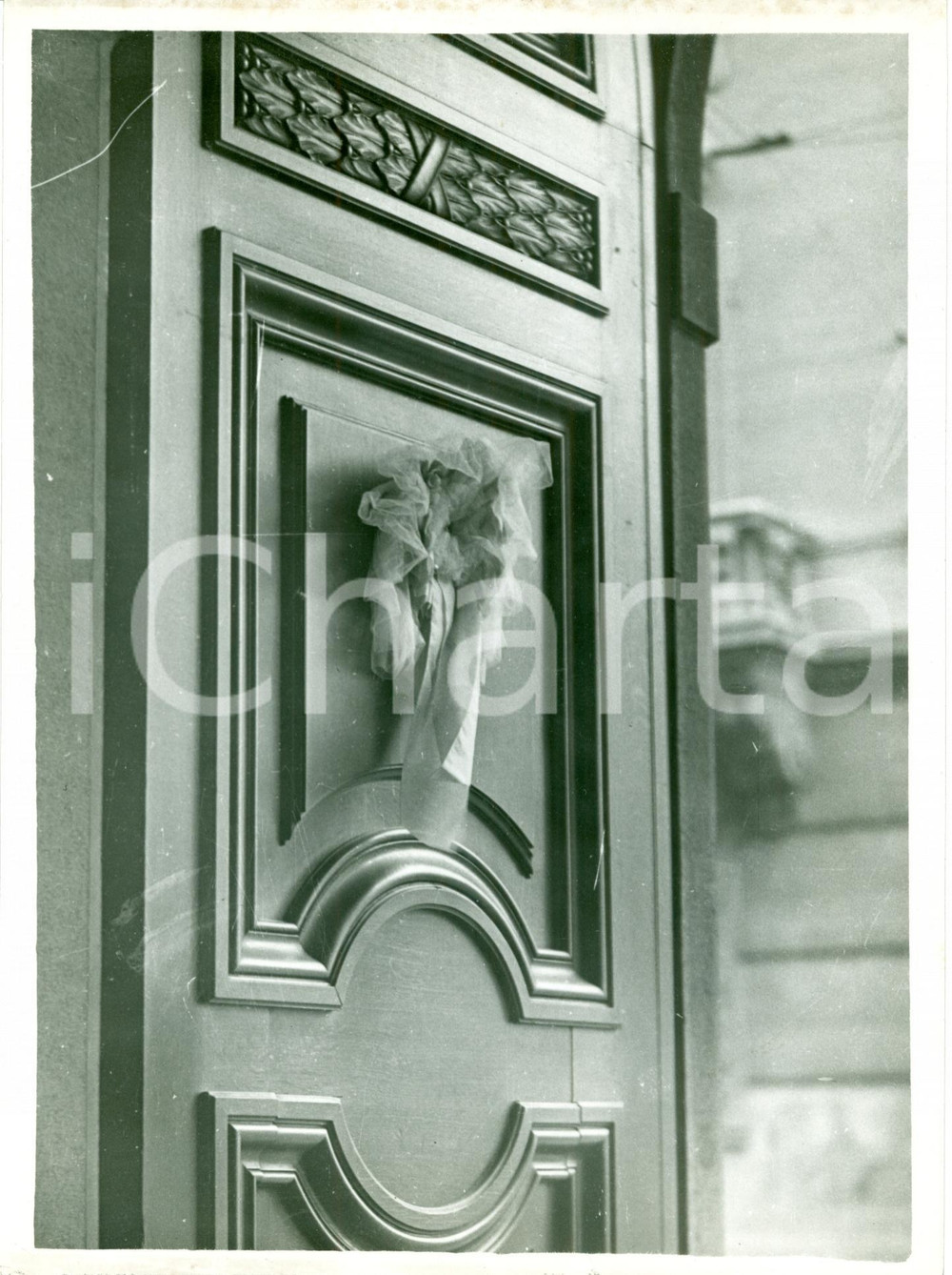 Fotografia d epoca originale 1933 MILANO Rosa Bianca sui portoni per lieto evento Fotografia 1