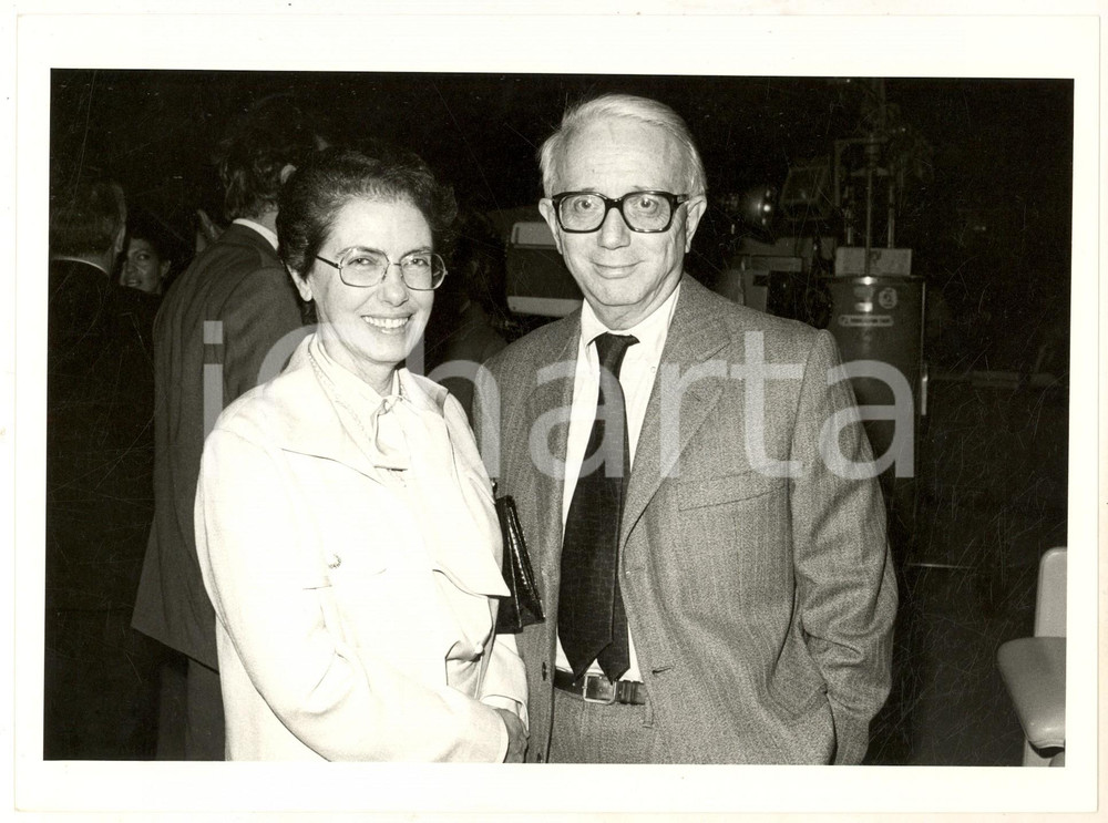 Fotografia d epoca originale 1985 ca RAI Il giornalista Enzo BIAGI con Elda PUCCI Foto 24x18 cm 1