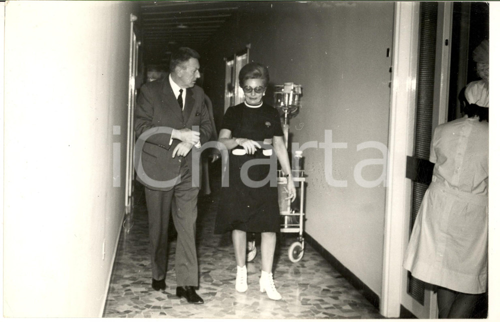 1970 ca GOSSIP ITALIA Familiari della cantante MINA paparazzati in ospedale FOTO Fotografia d'epoca. CONDIZIONI: G    originale e autentica 1