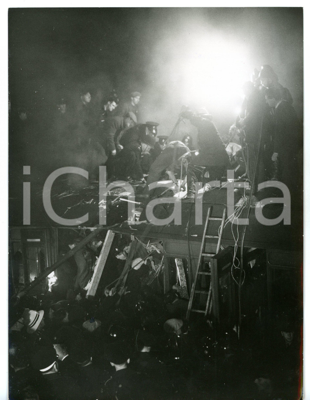 1958 LONDON - DAGENHAM EAST RAIL CRASH Firemen during rescue operations *Foto Fotografia d'epoca con didascalia coeva al verso. CONDIZIONI: G (ma bassa qualit&agrave; di stampa e lievi piegature agli angoli)FORMATO: 15x20 cm     originale e autentica 1