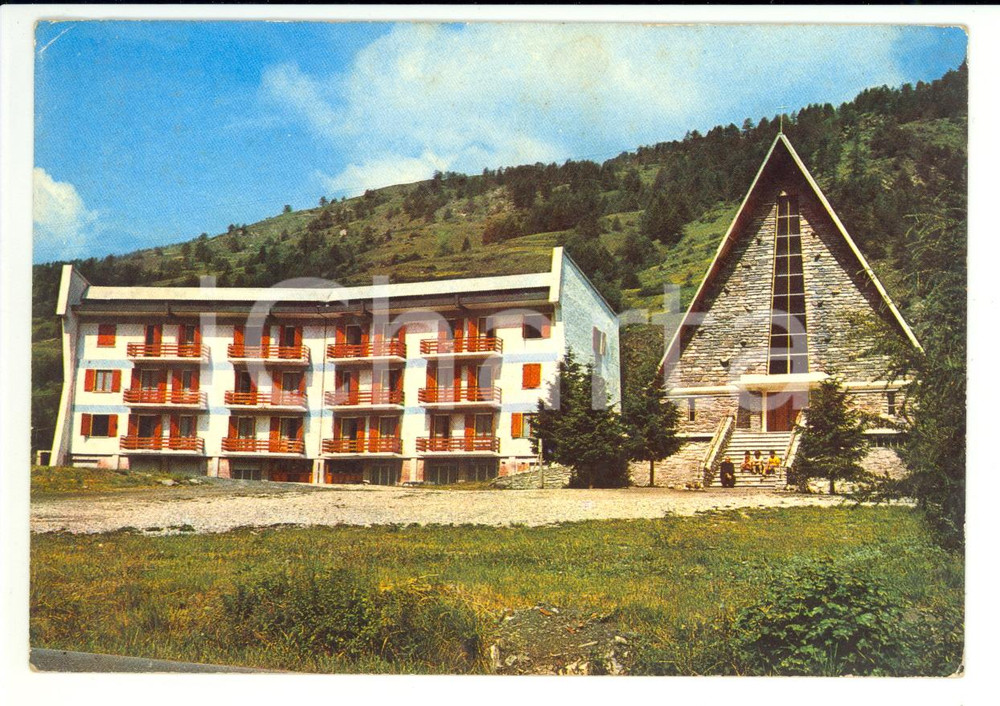 Cartolina originale da collezione 1974 PRAGELATO (TO) Casa Alpina GioventÃ¹ Animata con sacerdote *Cartolina FG VG 1
