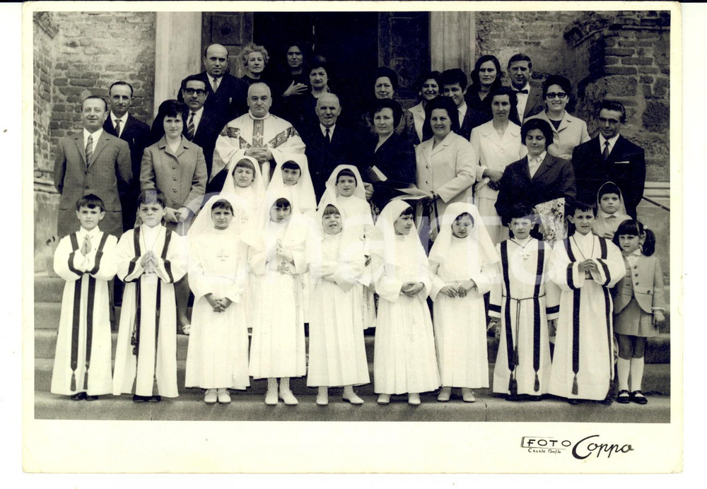 Fotografia d'epoca originale 1969 CAMAGNA MONFERRATO (AL) Bambini alla Prima Comunione con il parroco *Foto 1