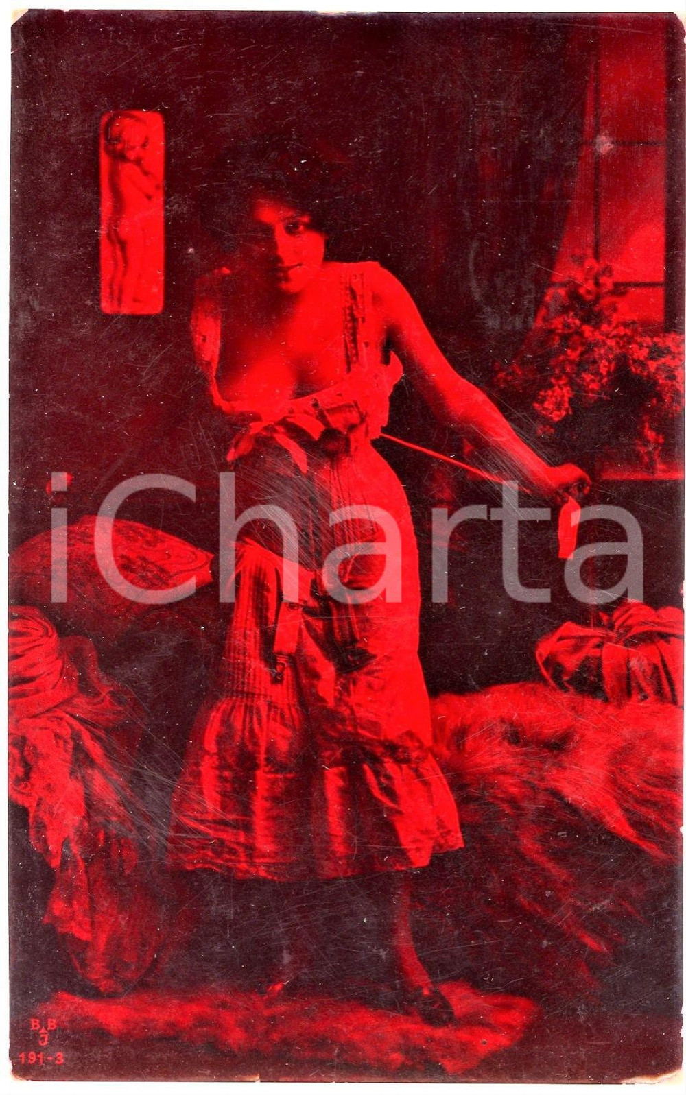 1920 EROTICA VINTAGE Striptease - Girl taking off her bodice RED FILTER Postcard  Cartolina postale d'epoca, non viaggiata ma con testo manoscritto al verso.CONDIZIONI: VERY POOR (taglio di circa 3 cm sulla pellicola rossa, sbrecciature agli angoli)FORMATO: FP    originale e autentica 1