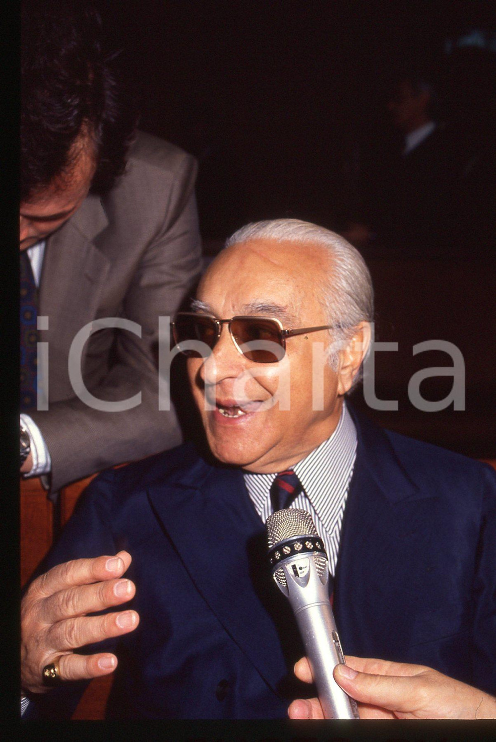 35mm vintage slide* 1992 MILANO Umberto ORTOLANI Processo BANCO AMBROSIANO (7)  Diapositiva d'epoca, in formato 35 mm.Nella diapositiva compare il finanziere Umberto Ortolani, in occasione di una seduta del processo per il crack del Banco Ambrosiano, tenutasi presso il Tribunale di Milano nell'aprile 1992.CONDIZIONI: GOODTutti i diritti riservati.E' severamente vietata la riproduzione. ICharta mette in vendita, sul negozio eBay e in esclusiva sul sito "icharta" il proprio archivio composto da numerose diapositive e negativi fotografici d'epoca, tutti originali e autentici, che attraversano la storia del costume italiano tra gli la fine degli anni Sessanta e Novanta.Si tratta di uno sguardo inedito sull'attualit&agrave;, la politica, la vita quotidiana, il gossip e la cultura, che fotografa il cambiamento della nazione in quest'ultimo scorcio del XX secolo. Un'occasione unica per il mercato del collezionismo, che vede finalmente disponibile un archivio eccezionale per vastit&agrave;, tematiche e condizioni, in un settore (il negativo fotografico e la diapositiva) di assoluta novit&agrave; e dalle interessanti prospettive di investimento. GOOD/buono   originale e autentica 1