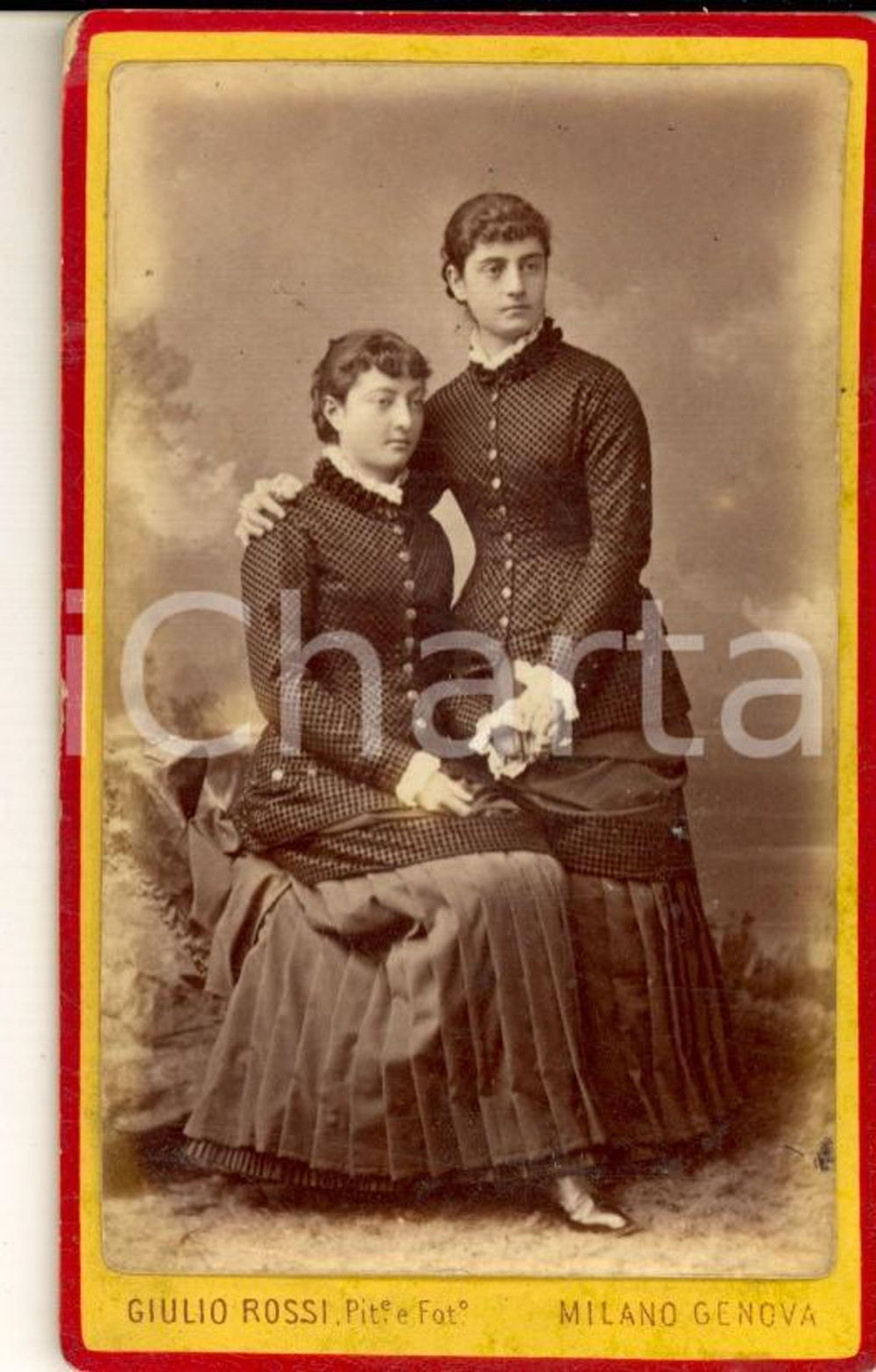 Fotografia d epoca originale 1880 ca GENOVA Ritratto di due sorelle in abito uguale Foto GIULIO ROSSI CDV 1