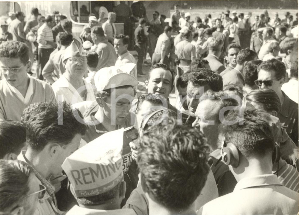 1960 CICLISMO TOUR DE FRANCE AVIGNON Louis ROSTOLLAN tra i giornalisti *Foto