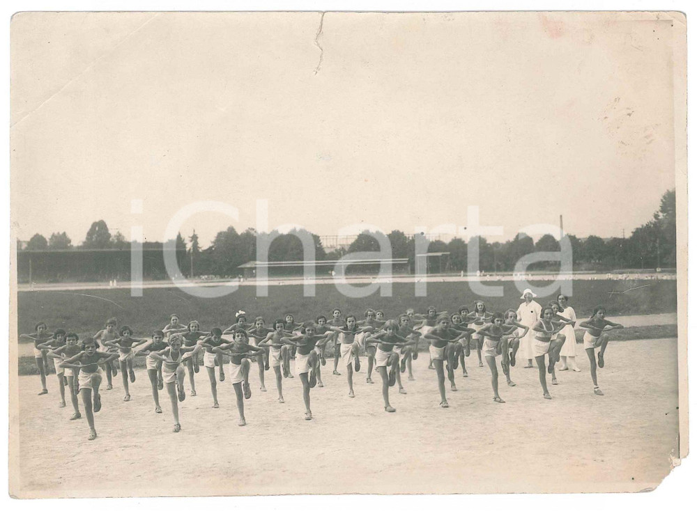 Fotografia d epoca originale 1925 ca ITALIA  INFANZIA  Esercizi ginnici in uno stadio  Foto 17x12 cm 1